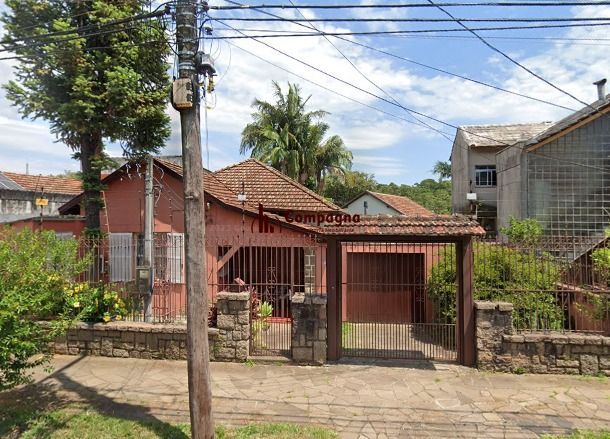 Casa de 03 dormitórios com suite à venda no bairro Medianeira, Porto Alegre