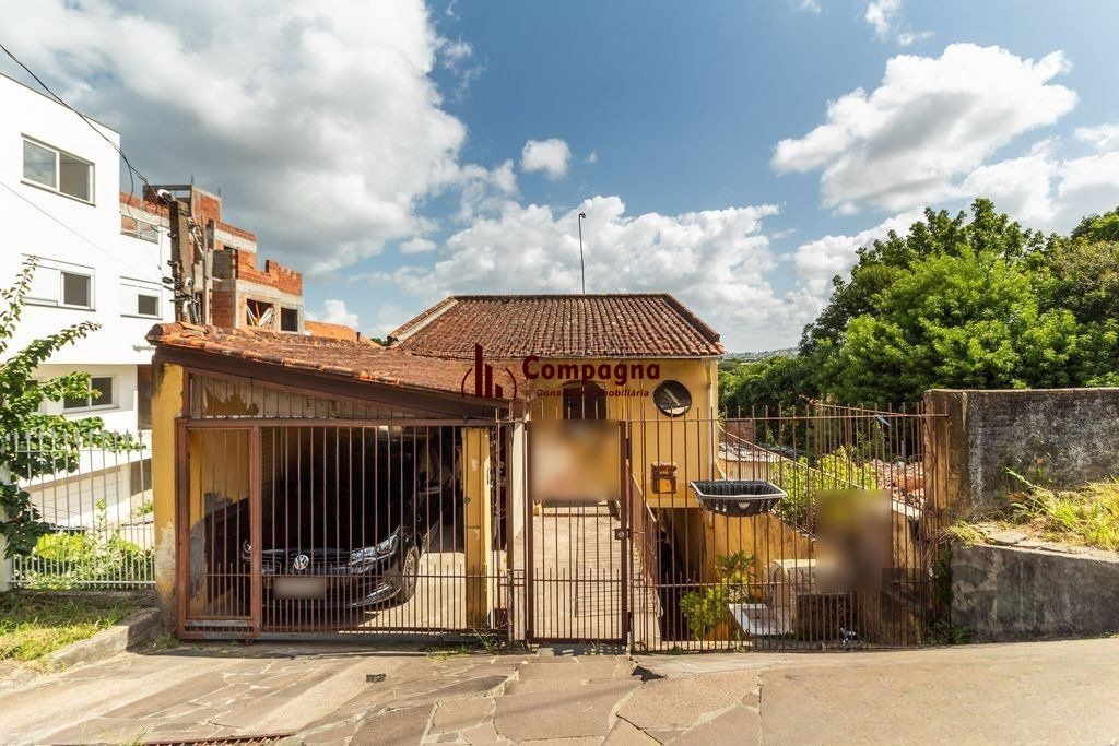 Casa de 4 dormitórios no bairro Camaquã