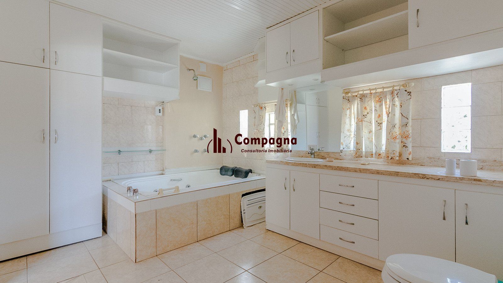 Excelente casa de 308 m² com 4 suítes e 4 vagas de garagem. — foto 3