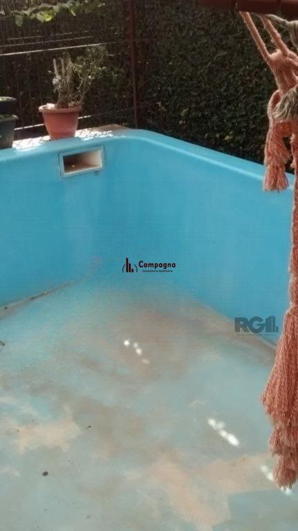 Casa com 3 dormitórios e amplo pátio com grama. — foto 4
