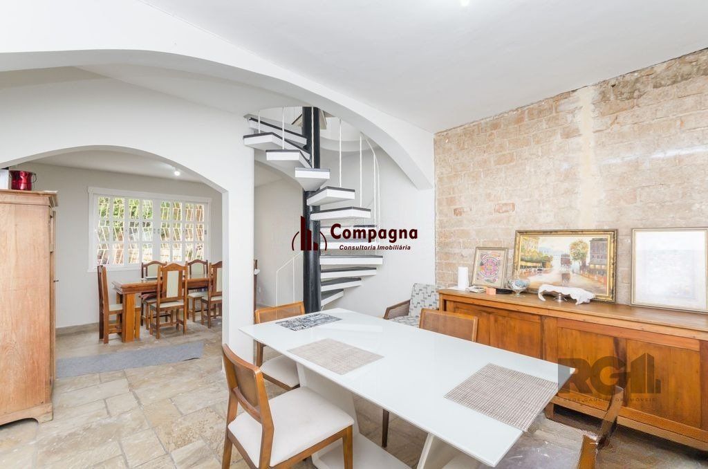 Casa de 4 dormitórios no bairro Três Figueiras