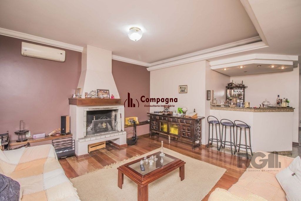 Casa de 329m² - 4 dormitórios, 1 suíte, 6 vagas no bairro Vila Jardim