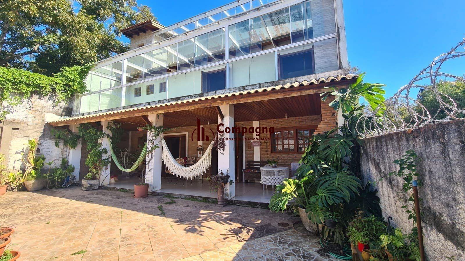 Casa com 4 dormitórios, 2 vagas e 300m² á venda