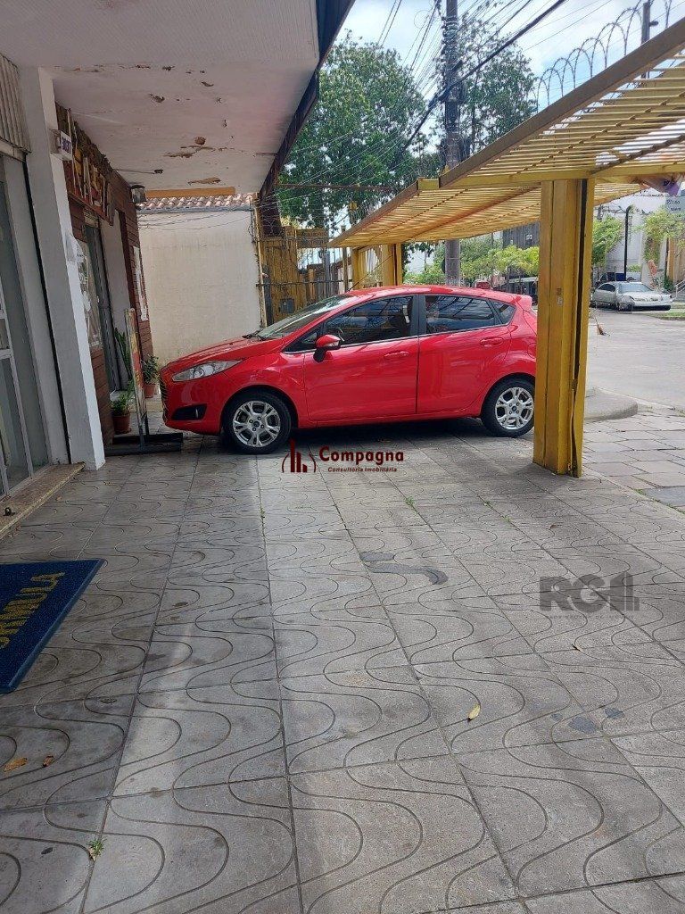 OPORTUNIDADE DE NEGÓCIO!  PONTO COMERCIAL OU RESIDENCIAL,  terreno medindo 13m x 100m, com 02 lojas comercias em frente (atualmente alugadas), nos fundos possui sobrado com 03 dormitórios sendo 01 suí — foto 4