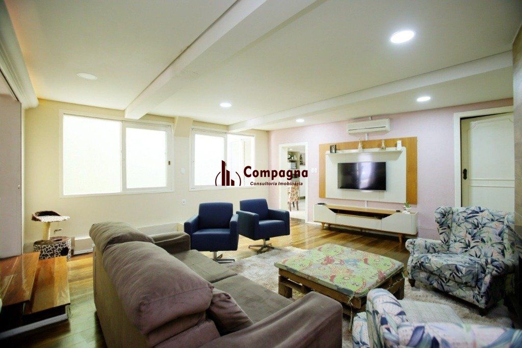 Excelente casa de 235m² com 4 dormitórios e 3 vagas no bairro Azenha.