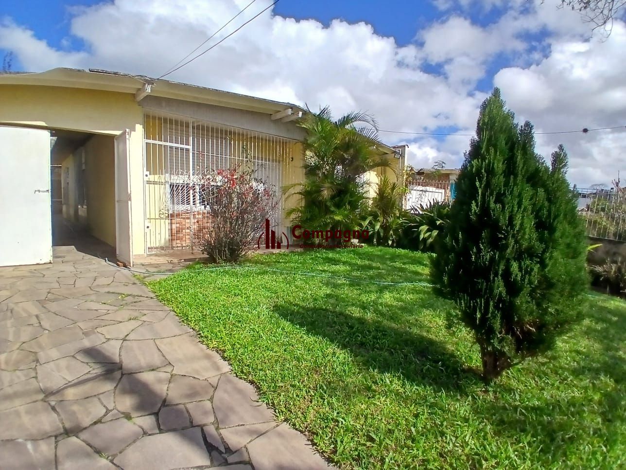 Ampla casa com patio no bairro Rubem Berta .