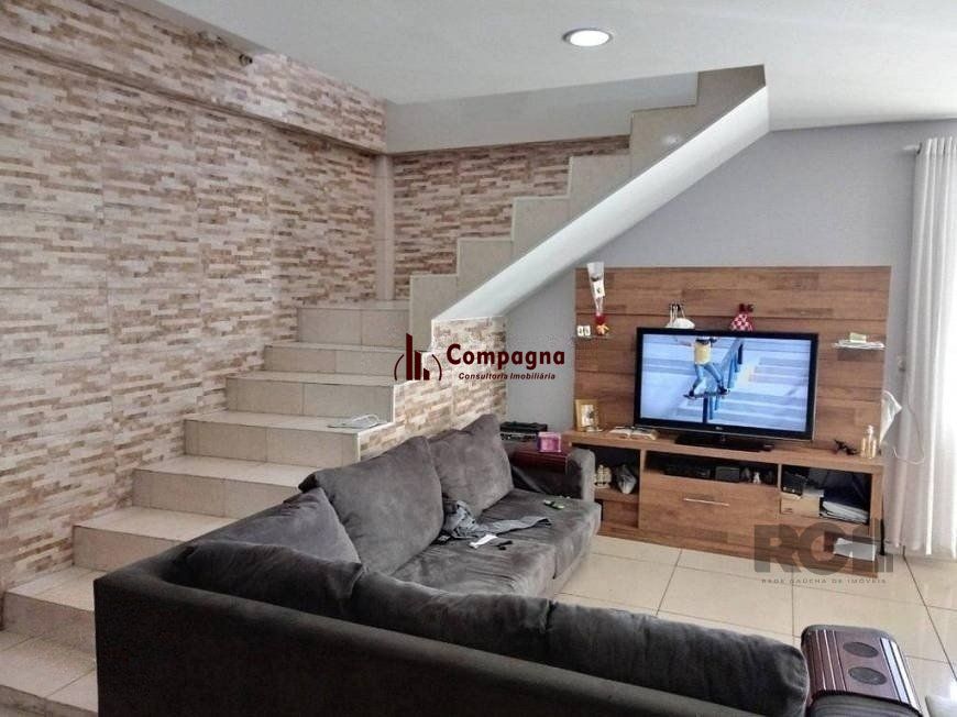 Casa de 191m² com 4 dormitórios, churrasqueira e piscina.