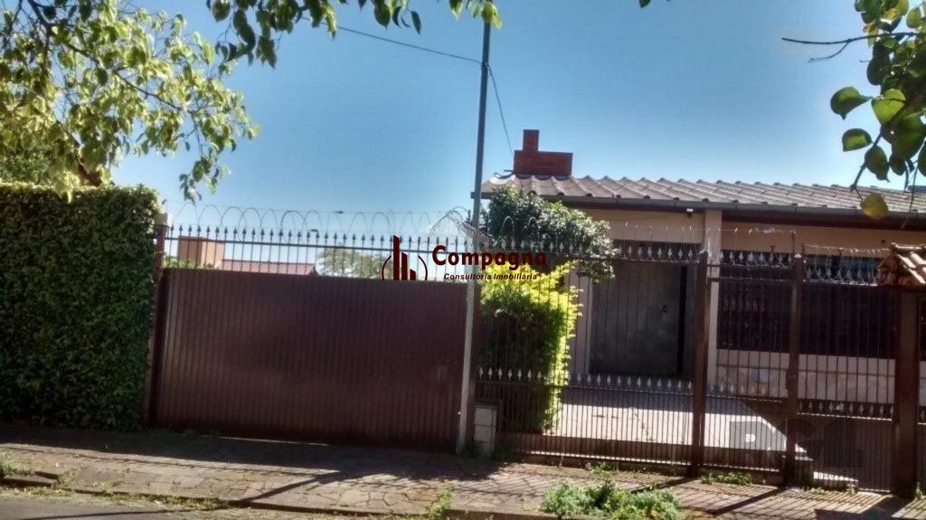 Casa com 3 dormitórios e amplo pátio com grama.