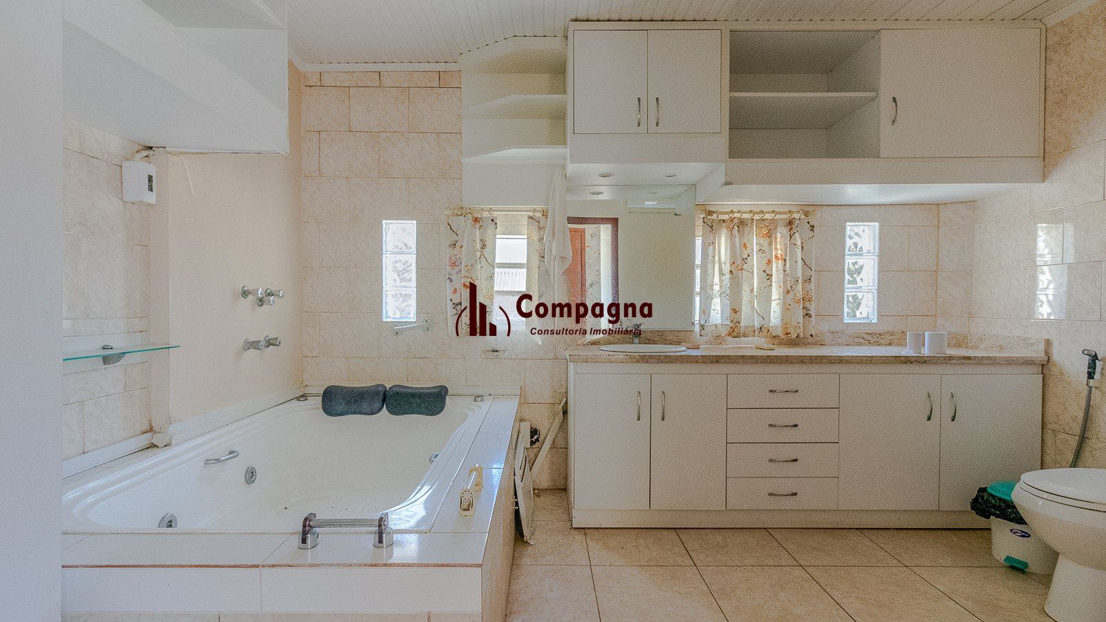 Excelente casa de 308 m² com 4 suítes e 4 vagas de garagem. — foto 4