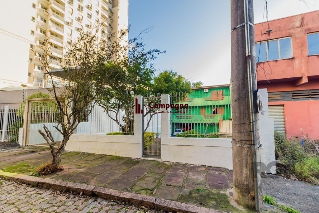 Casa 242m² - 5 dormitórios, 6 vagas no bairro Cristo Redentor