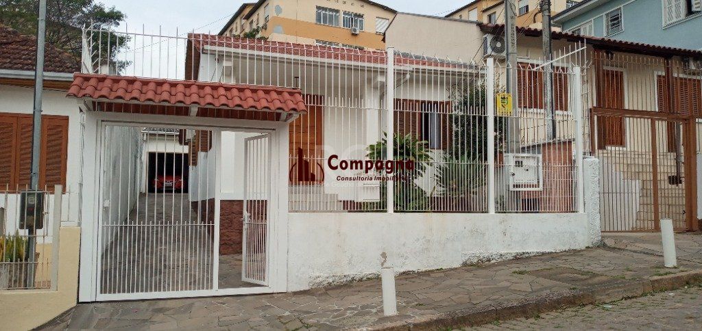 Casa para Venda - 95m², 2 dormitórios, 3 vagas - Teresópolis
