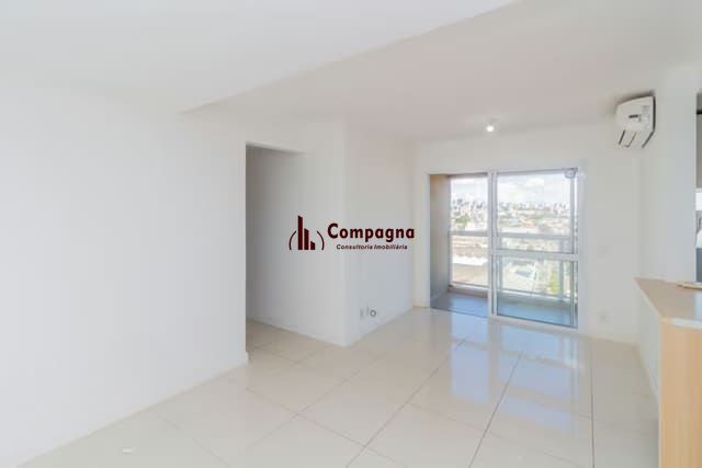 Apartamento de 2 dormitórios à venda em São Geraldo, Porto Alegre.