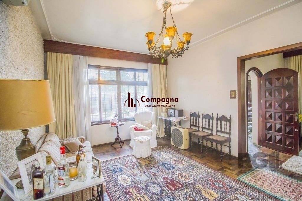 Casa de 4 dormitórios, bairro Santa Tereza