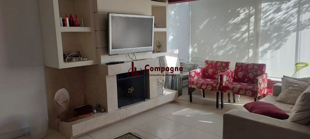Sobrado com, 3 quartos sendo 1 suíte com hidro, no bairro Glória. — foto 2