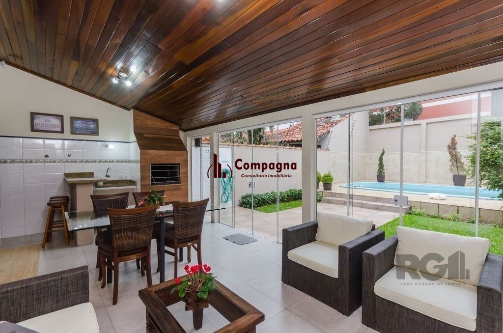 Excelente casa de 379m² com 3 dormitórios, piscina e 4 vagas.