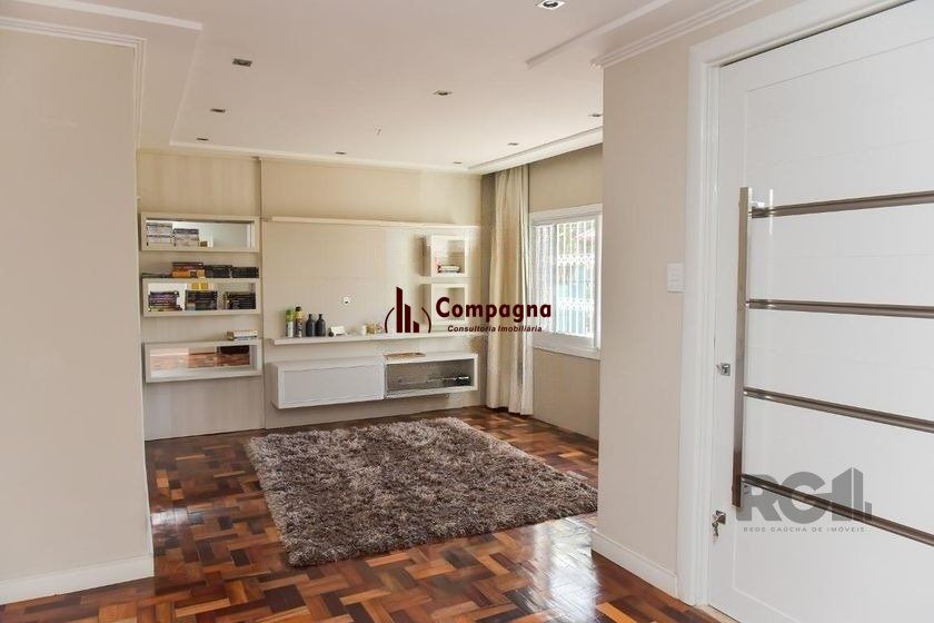 Casa de 197m² - 5 dormitórios, 3 vagas no bairro Rubem Berta
