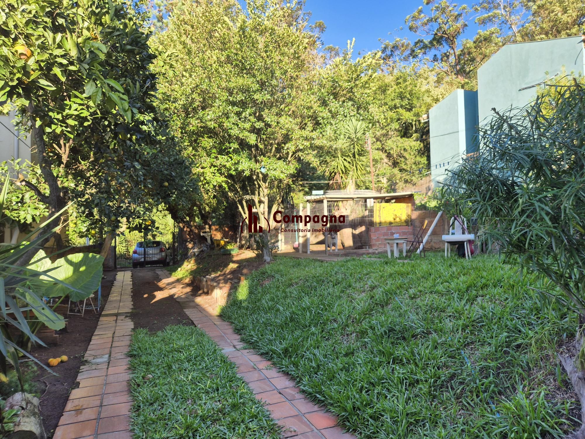 Casa com amplo jardim