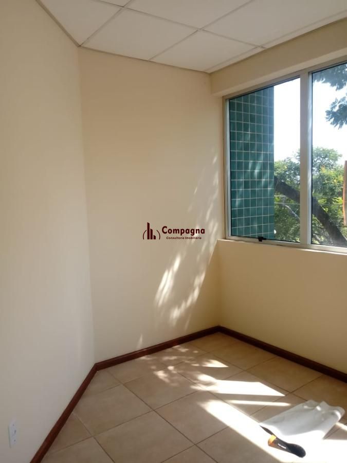 Sala comercial à venda, localizada no coração de Canoas, Rio Grande do Sul. Este imóvel espaçoso e moderno conta com 1 quarto, 1 banheiro e uma vista panorâmica deslumbrante