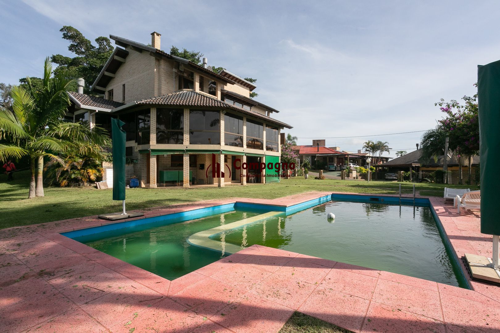 Casa mobiliada em condomínio