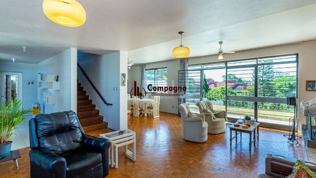 Vende casa com 05 quartos e garagem para 5 carros.