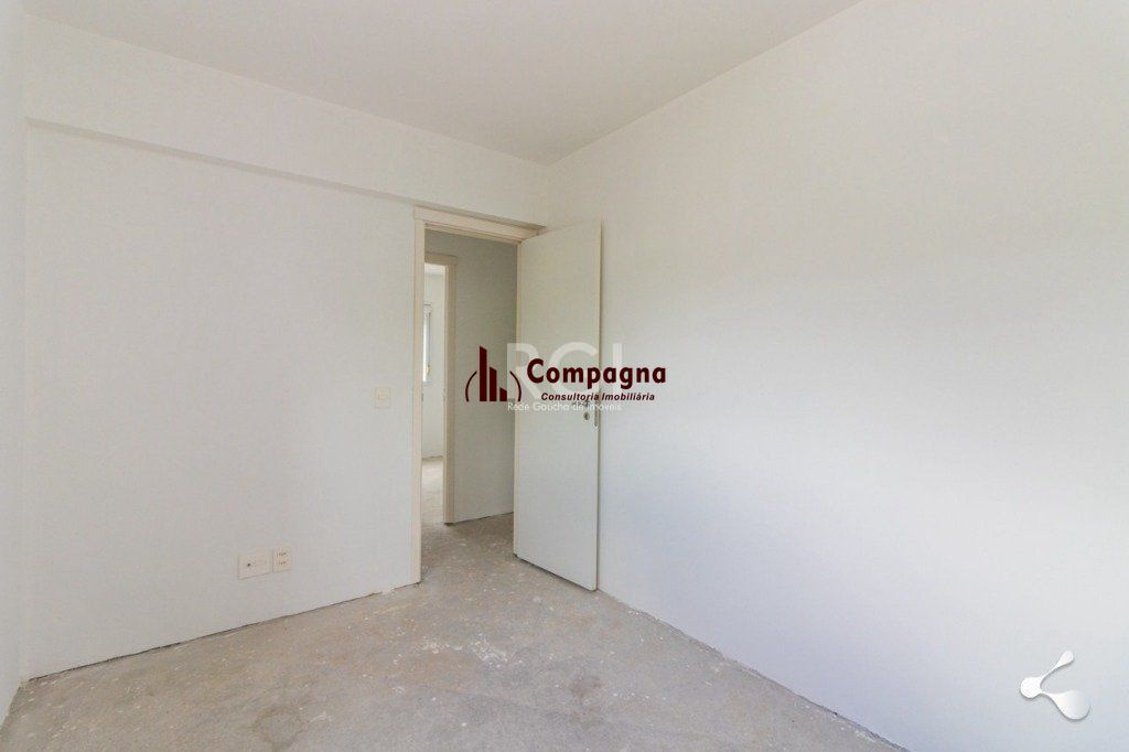 Vende apartamento, 03 dormitórios, living para dois ambientes, banheiro social, cozinha com churrasqueira e área de serviço e garagem. — foto 4
