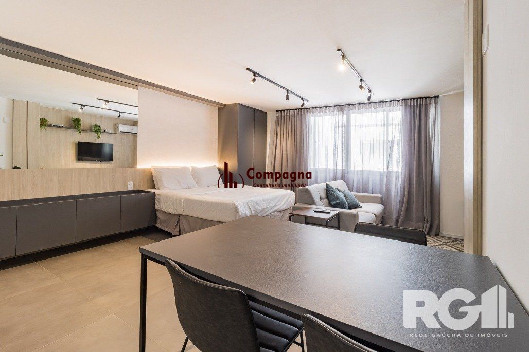 Apartamento no  Duque Center, localizado na Rua Duque de Caxias, Centro Histórico de Porto Alegre, uma das ruas mais charmosas e antigas de Porto Alegre,