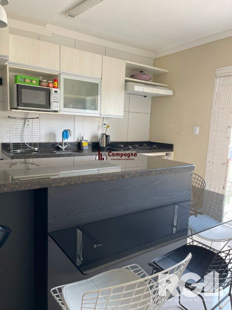 Bela casa três dormitórios localizada nos altos do bairro Guarujá — foto 4