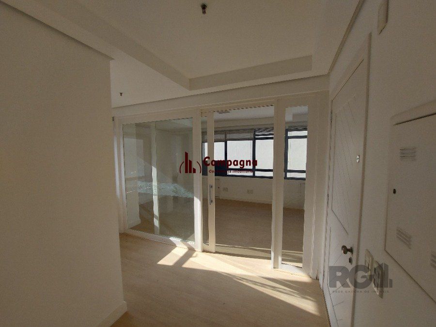 sala comercial, medindo 36,12 m² área privativa e 49,27 m² de área total, com 1 box coberto duplo, localizada no Moinhos de Vento — foto 2