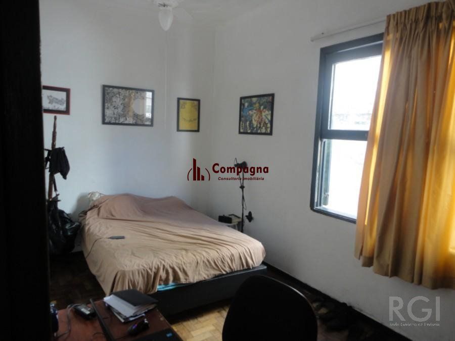 Casa para Venda - 250m², 4 dormitórios, sendo 1 suites, 2 vagas - Petrópolis — foto 2