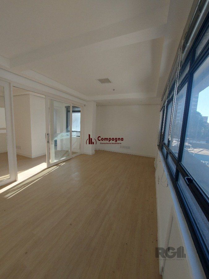sala comercial, medindo 36,12 m² área privativa e 49,27 m² de área total, com 1 box coberto duplo, localizada no Moinhos de Vento — foto 3