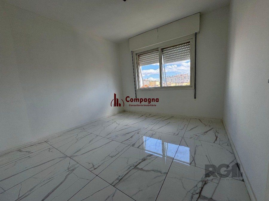 Apartamento com 54,70 m² de área privativa com dois dormitórios, sala, cozinha e área de serviço. Reformado.  Piso porcelanato — foto 3
