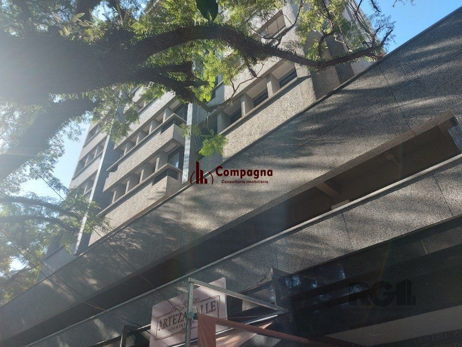 sala comercial, medindo 36,12 m² área privativa e 49,27 m² de área total, com 1 box coberto duplo, localizada no Moinhos de Vento