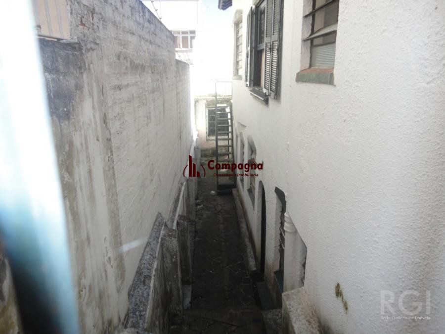 Casa para Venda - 250m², 4 dormitórios, sendo 1 suites, 2 vagas - Petrópolis — foto 3