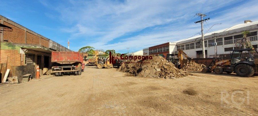 Depósito Pavilhão Venda no Bairro Navegantes  com 1800m²  de terreno e 324m² de escritórios - De esquina — foto 5