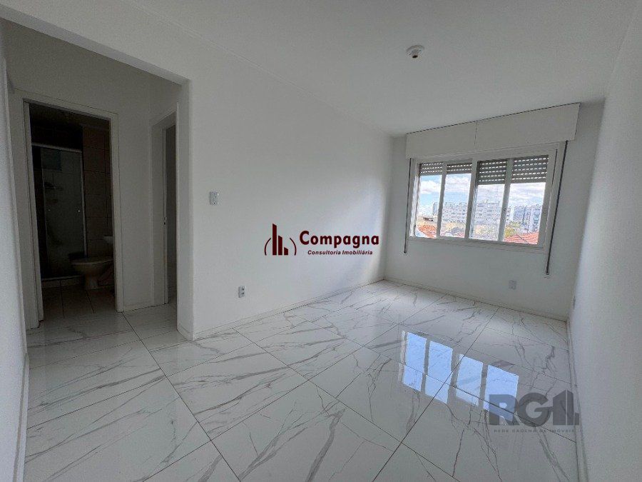Apartamento com 54,70 m² de área privativa com dois dormitórios, sala, cozinha e área de serviço. Reformado.  Piso porcelanato — foto 2