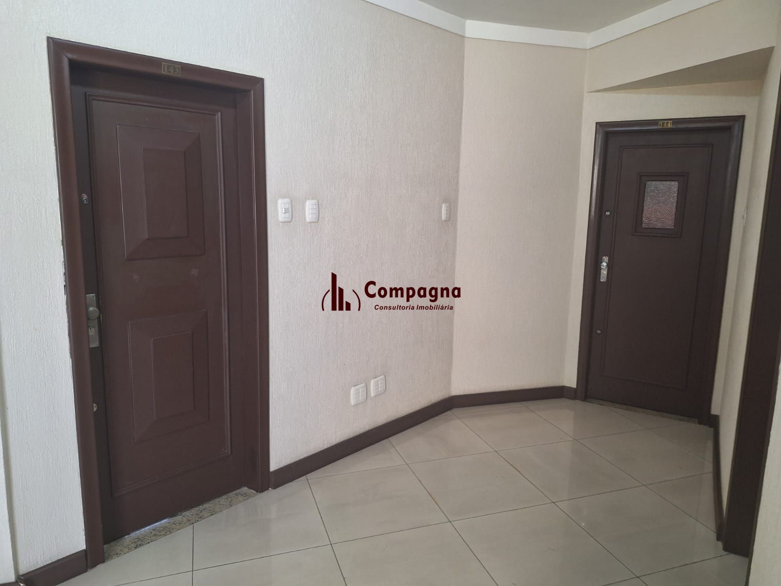 porta do apto, no corredor