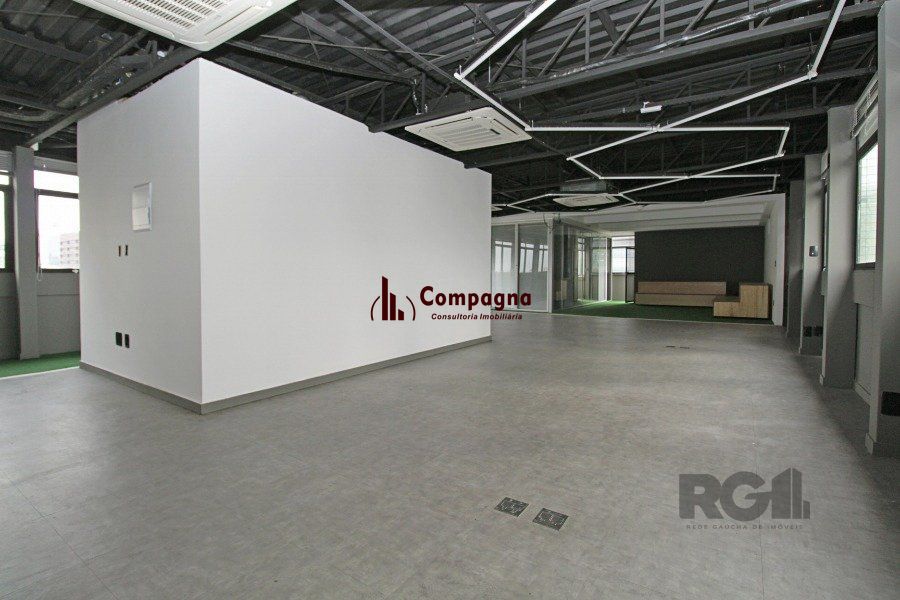 Conjunto com 171,46m² área privativa, com 1 vaga de garagem.