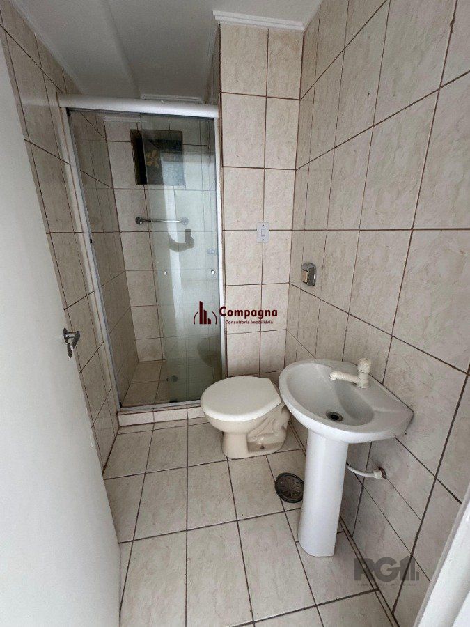 Apartamento com 54,70 m² de área privativa com dois dormitórios, sala, cozinha e área de serviço. Reformado.  Piso porcelanato — foto 4