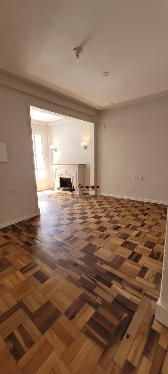 Venda apartamento totalmente reformado, 3 dormitórios living amplo, ótima iluminação, lareira ecológica, centro histórico — foto 2