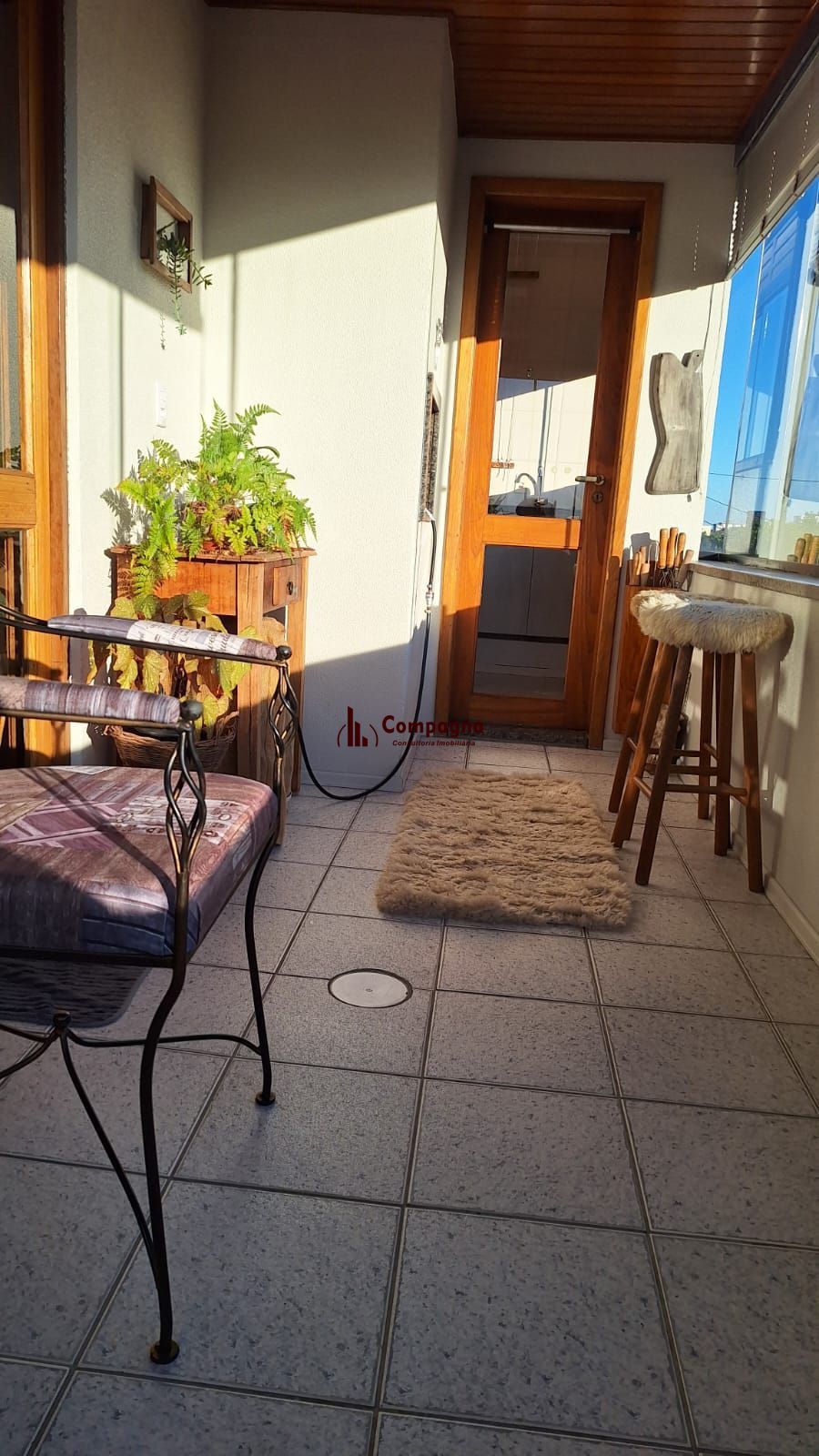 Apartamento de 2 domitórios, com varanda, churrasqueira, 2 vagas. — foto 5