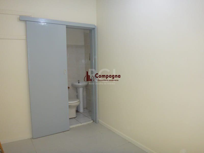 Sala comercial com 55,0 m2, com 2 banheiros e piso com porcelanato. — foto 4