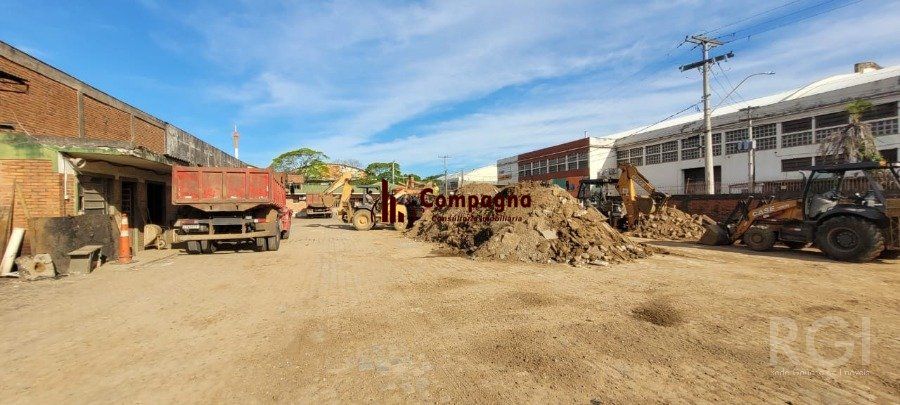 Depósito Pavilhão Venda no Bairro Navegantes  com 1800m²  de terreno e 324m² de escritórios - De esquina — foto 2