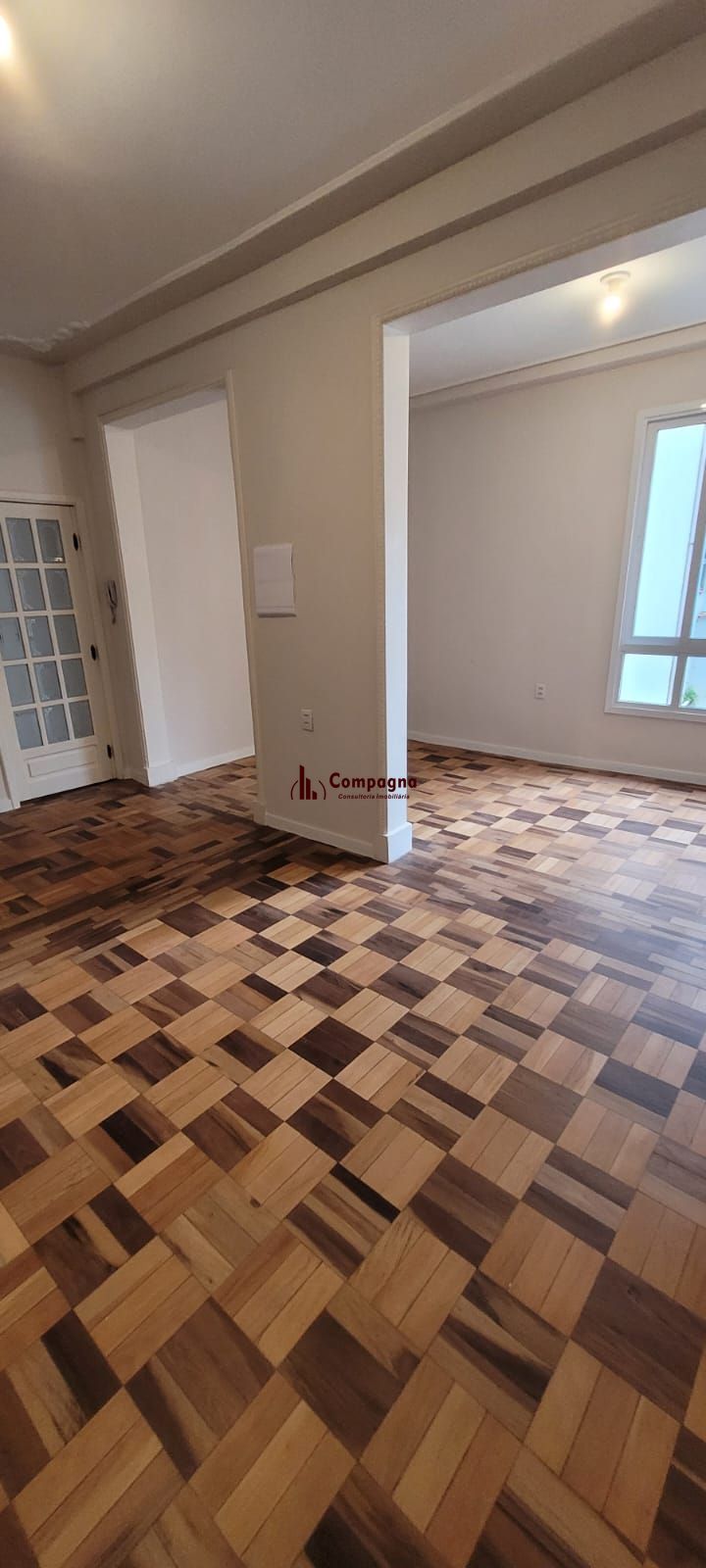 Venda apartamento totalmente reformado, 3 dormitórios living amplo, ótima iluminação, lareira ecológica, centro histórico — foto 5