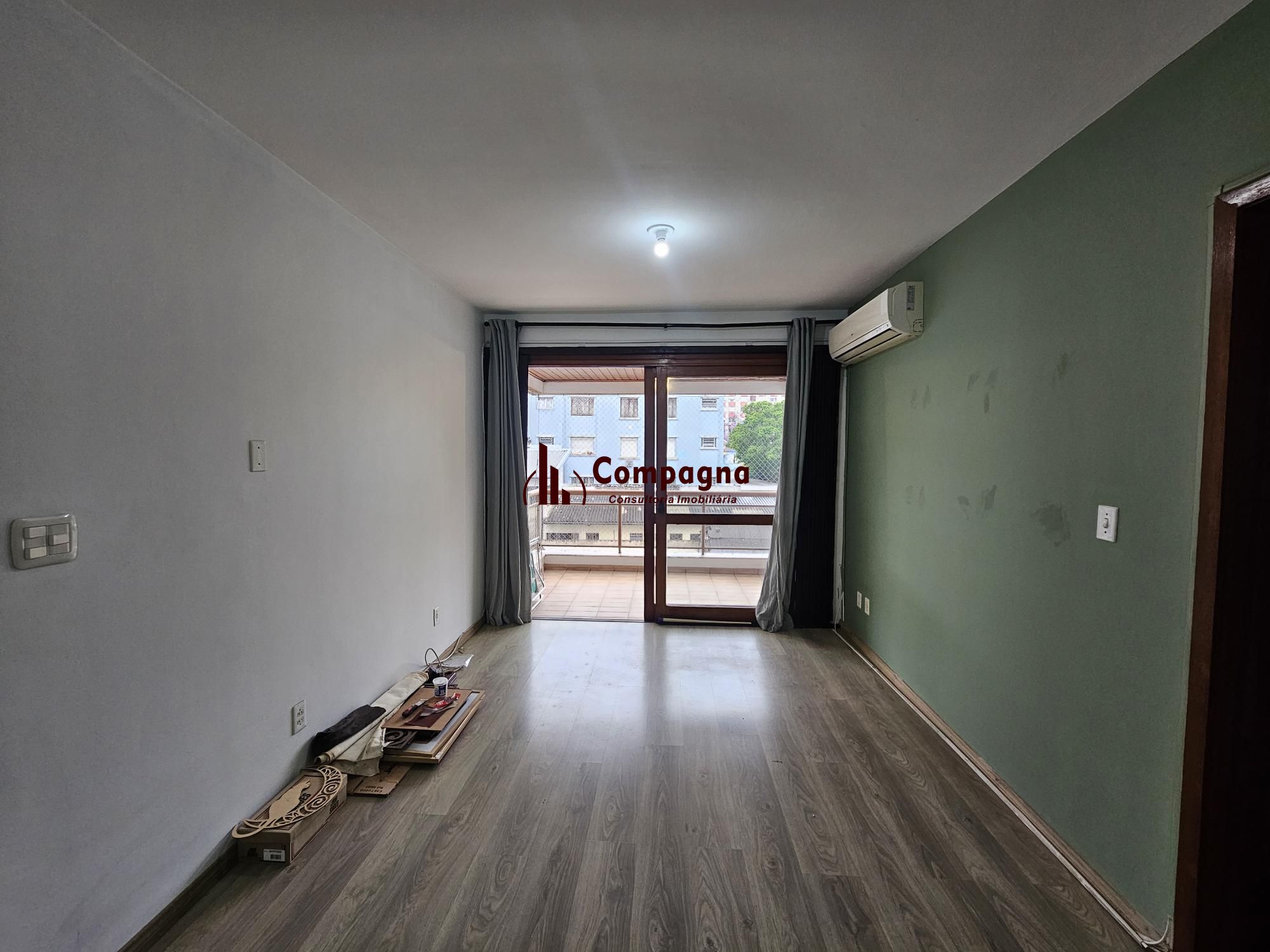 CIDADE BAIXA COM SACADA E VAGA DE GARAGEM — foto 2