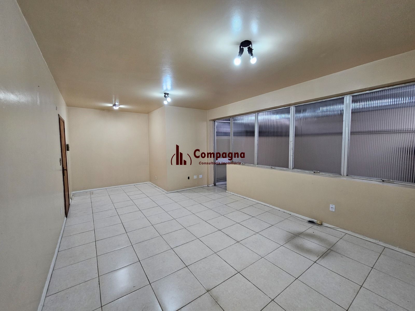 Ampla sala comercial na Cristóvão Moinhos de Vento com 53m2