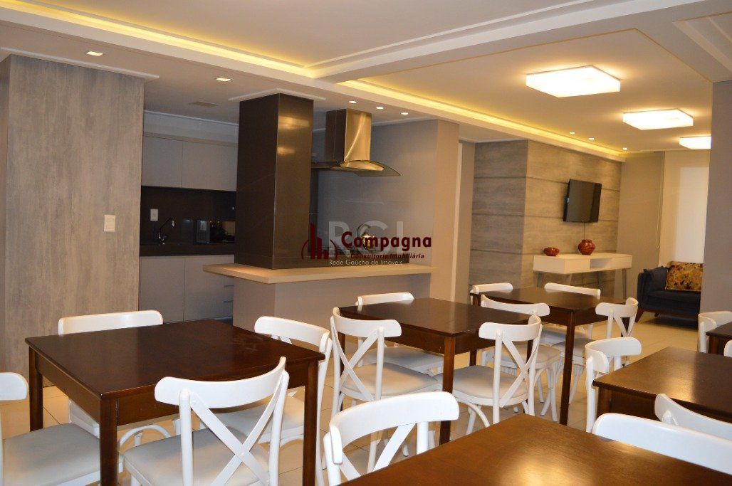 Excelente, amplo e ensolarado apartamento 3 dormitórios sendo 1 suíte, com living 2 ambientes, banheiro social, semimobiliado e com 2 vagas de garagem. — foto 4
