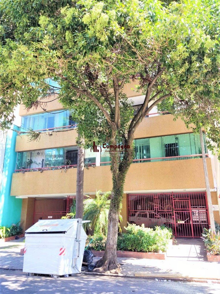 Apartamento 2 dormitórios semimobiliado, living 2 ambientes com lareira, cozinha e área de serviço, banheiro social, sacada e churrasqueira. — foto 2