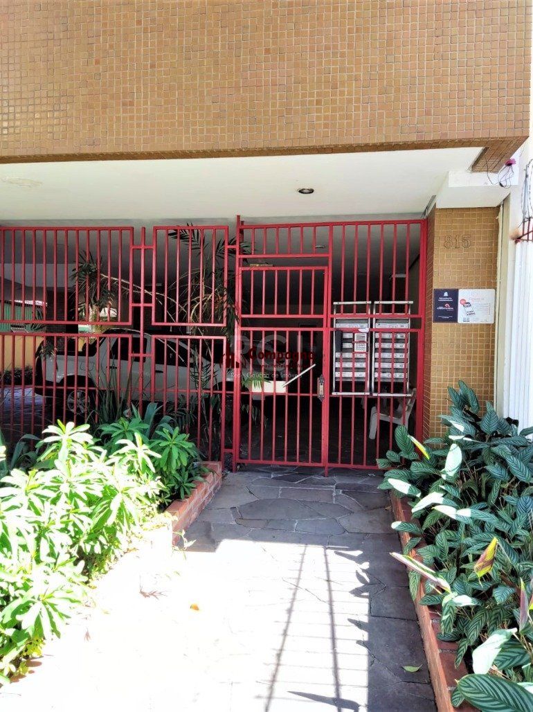 Apartamento 2 dormitórios semimobiliado, living 2 ambientes com lareira, cozinha e área de serviço, banheiro social, sacada e churrasqueira. — foto 3