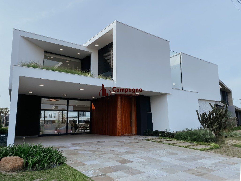 MAGNÍFICA MANSÃO A BEIRA LAGO NO COND. ENSEADA - 6 SUÍTES, 8 BANHEIROS E 2 VAGAS