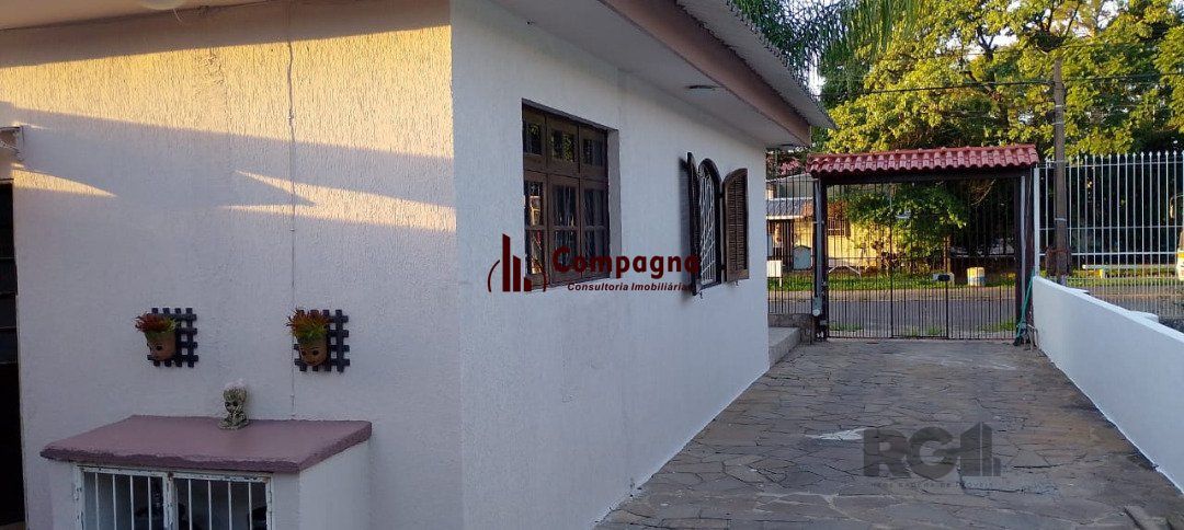 Casa térrea, 3 dormitórios, 1 suíte, living para 2 ambientes, cozinha, pátio, 2 banheiros e 4 vagas . — foto 2